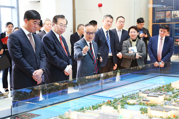 2024年2月26日，，国药集团党委书记、董事长刘敬桢一行会见澳门大学，，双方签署战略相助协议并就进一步深化相助举行谈判。。。。。澳门大学校长宋永华、副校长徐建，，国药集团副总司理（主持谋划事情）胡建伟，，副总司理董增贺、晋斌等出席运动。。。。。3.jpg